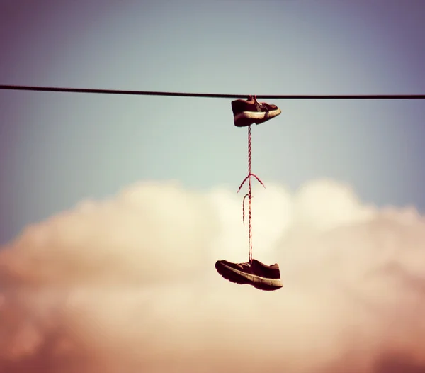 Sneakers hängande från elektrisk tråd — Stockfoto