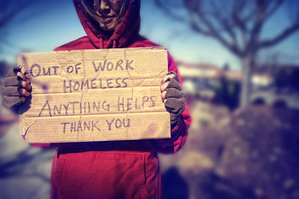 Persona sin hogar con un signo — Foto de Stock