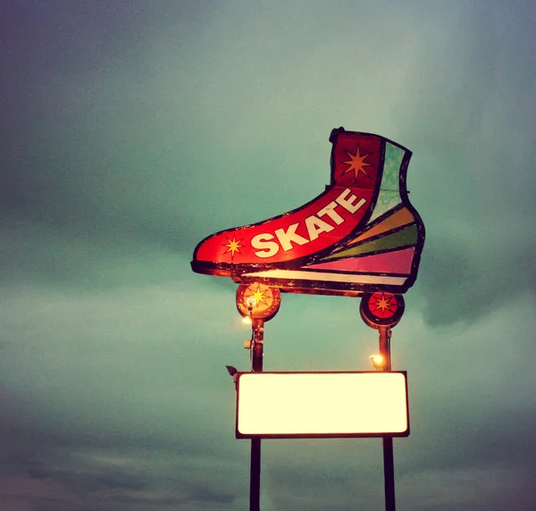 ネオンサインのスケート — ストック写真