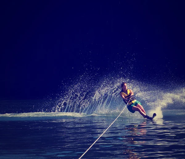 Женщина катается на водных лыжах по озеру — стоковое фото