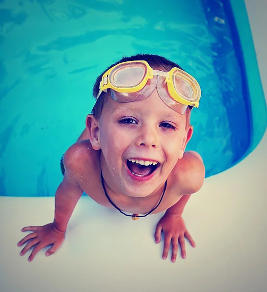 Niño nadando en la piscina — Foto de Stock