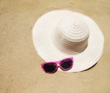 disket plaj şapka ve güneş gözlüğü