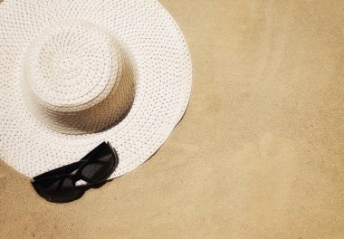 disket plaj şapka ve güneş gözlüğü