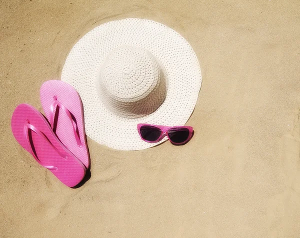 Sandalet, şapka ve güneş gözlüğü — Stok fotoğraf