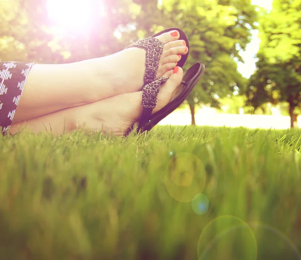 Jolis pieds sur l'herbe — Photo