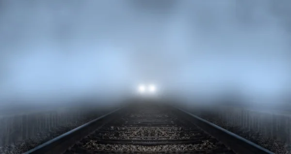 Train coming down tracks in fog — Stock Photo, Image