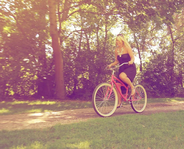 Meisje paardrijden fiets op pad — Stockfoto