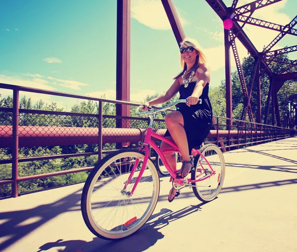 女の子自転車に乗る — ストック写真