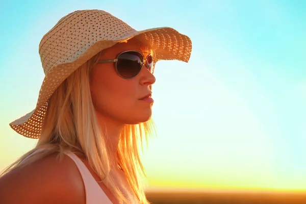 Mulher bonita ao nascer do sol — Fotografia de Stock