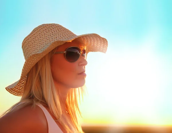 Jolie femme au lever du soleil — Photo