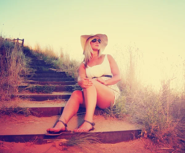 Mujer bonita disfrutando del verano —  Fotos de Stock