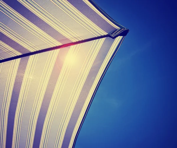 Unterseite des bunten Sonnenschirms — Stockfoto