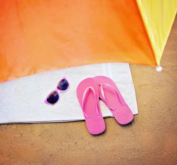 Flip flop sandals and sunglasses — Stock Photo, Image