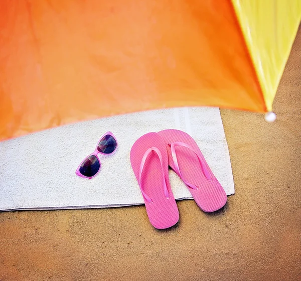 Sandalias chanclas y gafas de sol — Foto de Stock