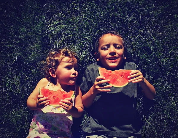 Two kids eating watermelon — Stock Photo, Image