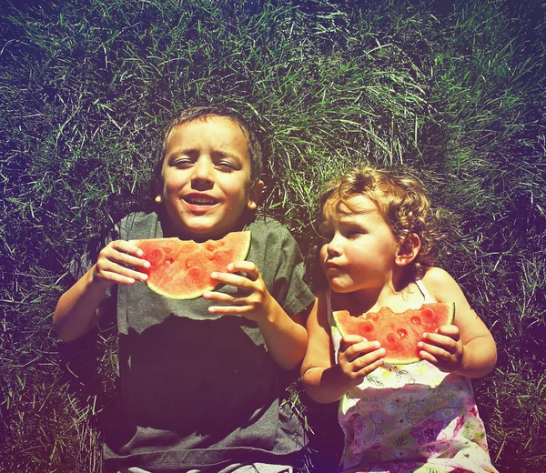 Dua anak makan semangka — Stok Foto