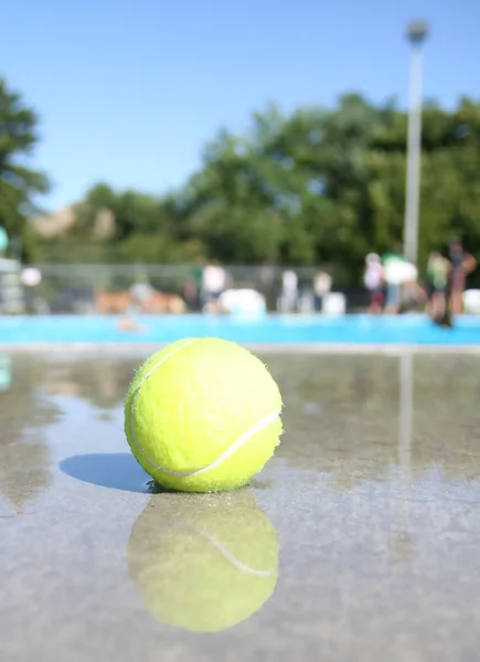 Pelota de tenis en la piscina local —  Fotos de Stock