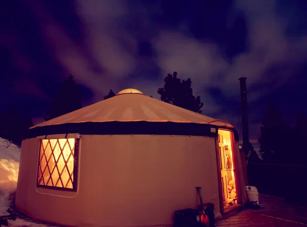 Yurt in de besneeuwde bergen — Stockfoto