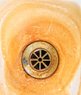 Paslı eski lavabo drenaj