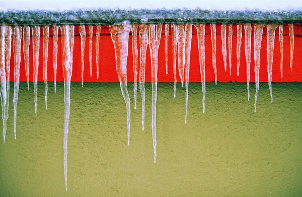 Icicles hanging off roof — Stock Photo, Image