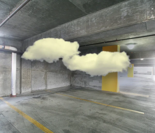 Parkeergarage met wolken — Stockfoto