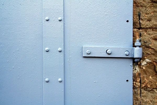 Металлическая дверь с замком — стоковое фото