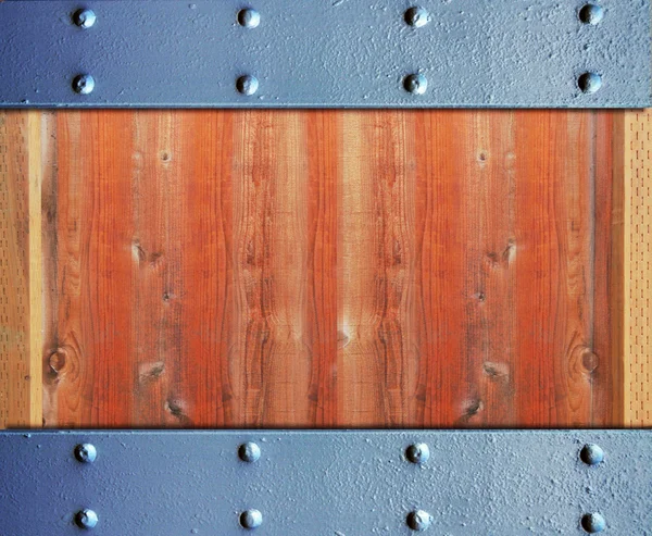 Металл с заклепками на деревянной двери — стоковое фото