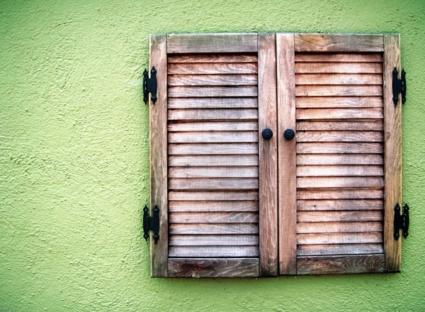 Finestra di legno sulla parete — Foto Stock