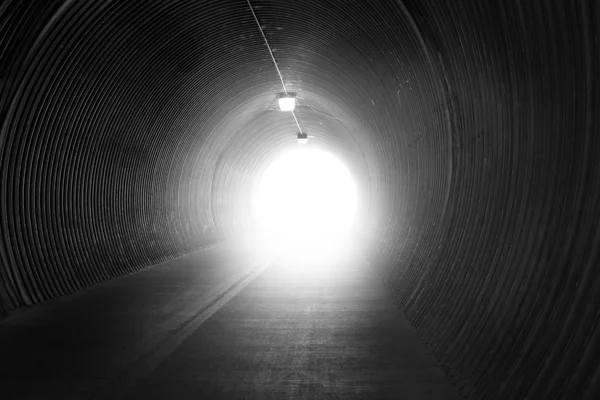 Túnel preto e branco com iluminação — Fotografia de Stock