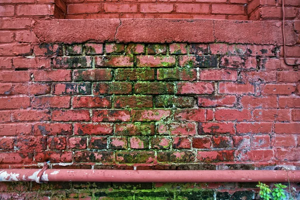 Bir tuğla duvar bir arka sokakta yol