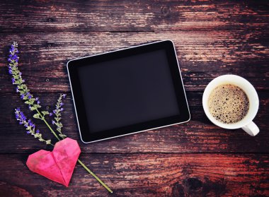 kahve ile tablet ve çiçek
