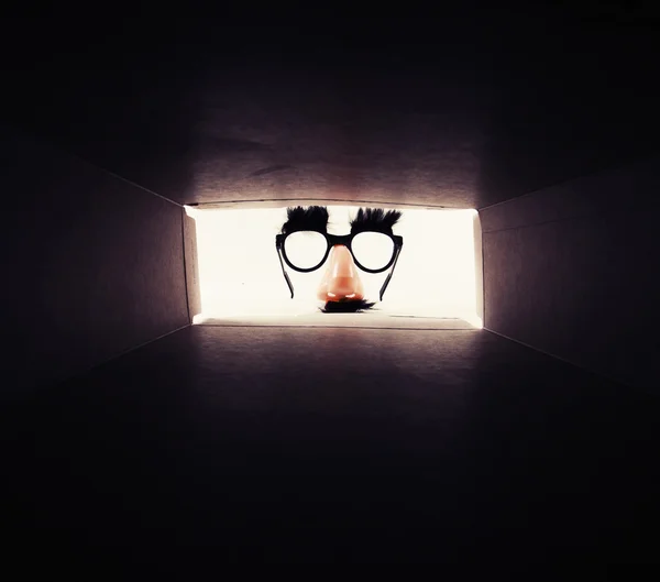 Bıyıklı siyah çerçeveli gözlüklü — Stok fotoğraf