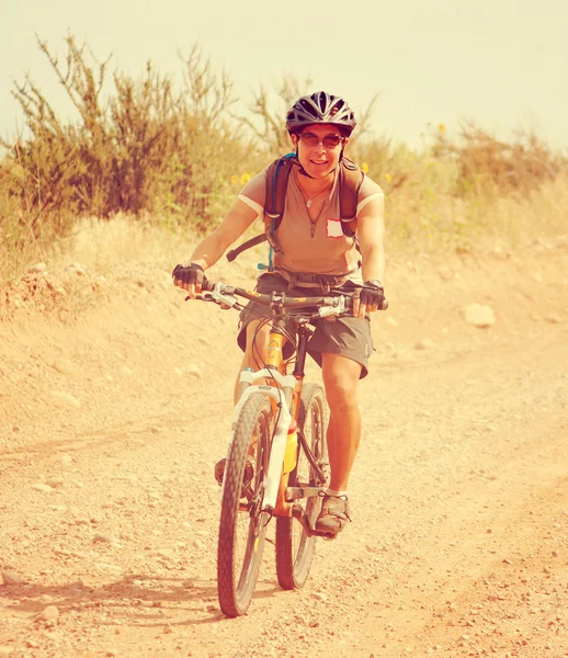 Meisje rijden mountainbike — Stockfoto