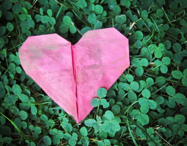 Origami kalp üzerinde Yeşil yonca