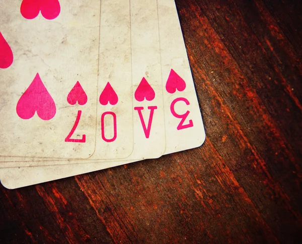 Παίζουν χαρτιά με την λέξη αγάπη — Φωτογραφία Αρχείου