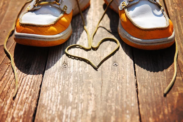 Zapatos con cordones en forma de corazón —  Fotos de Stock