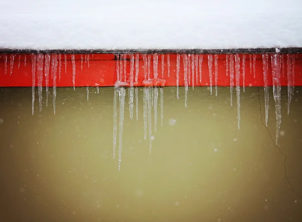 Eiszapfen hängen herunter — Stockfoto