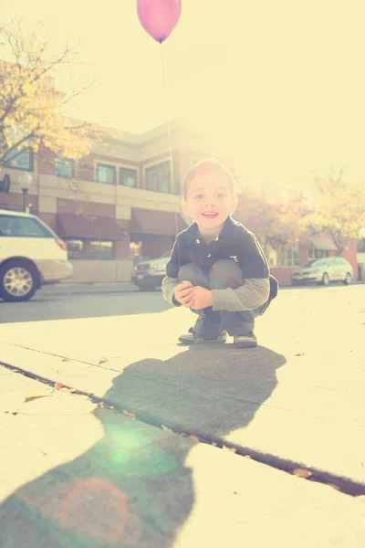 Mignon garçon jouer avec ballon — Photo