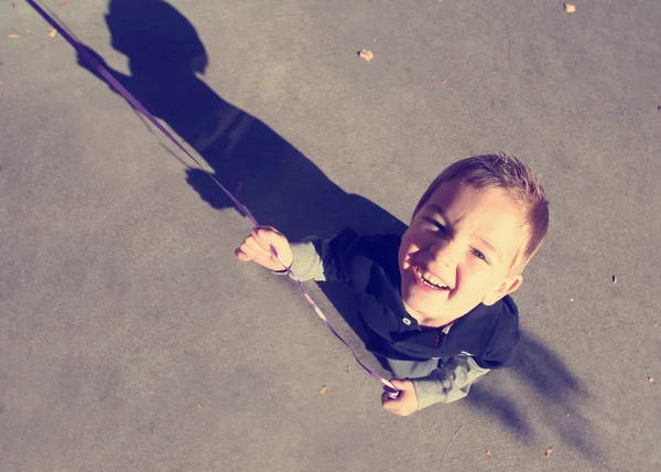 Aranyos fiú játék léggömb — Stock Fotó