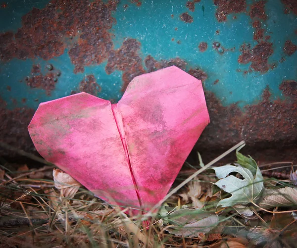 Corazón de papel sobre fondo oxidado —  Fotos de Stock