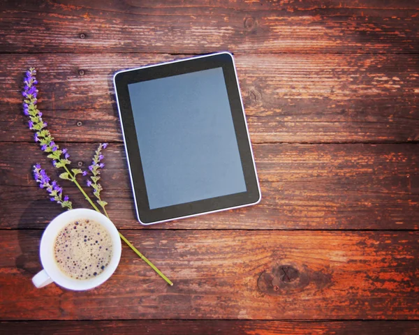 Elektronisches Tablet mit Kaffee und Blume — Stockfoto