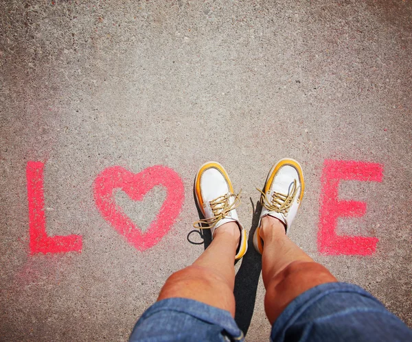 Piedi che fanno lettera V in amore di parola — Foto Stock