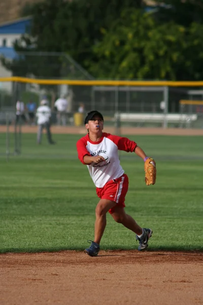 Kvinna som spelar en softball spel — Stockfoto