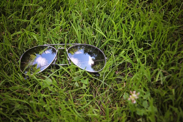 Óculos de sol aviador na grama verde — Fotografia de Stock
