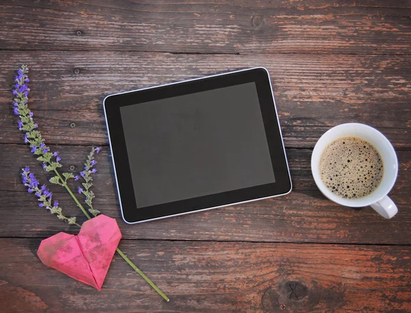 Elektronický tablet s kávou a květina — Stock fotografie