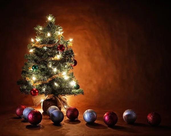 Árvore de natal com luzes e ornamentos — Fotografia de Stock