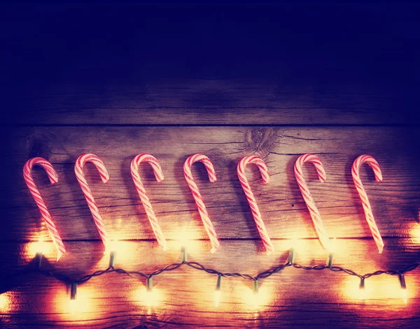 Bastones de caramelo y luces de Navidad —  Fotos de Stock
