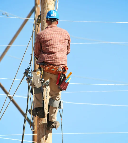 Electrical lineman working — Stock Photo, Image