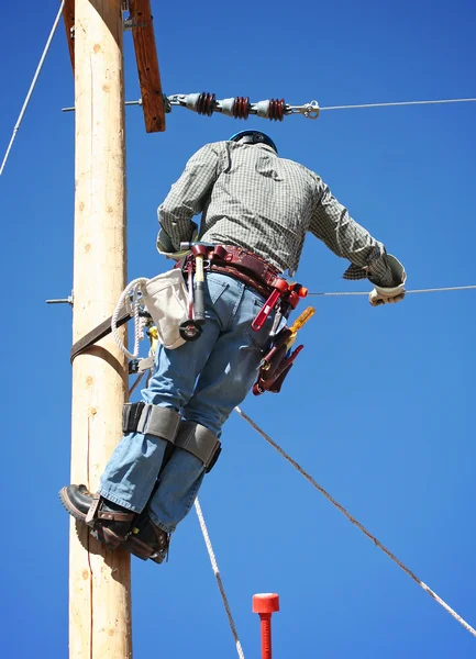 Elektrisk linjemann som arbeider – stockfoto