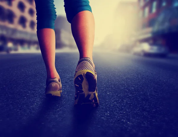 Frau geht joggen — Stockfoto